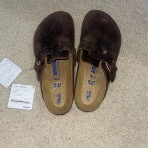 Birkenstock boston soft footbed in oiled leather. Color is habana (deep brown).